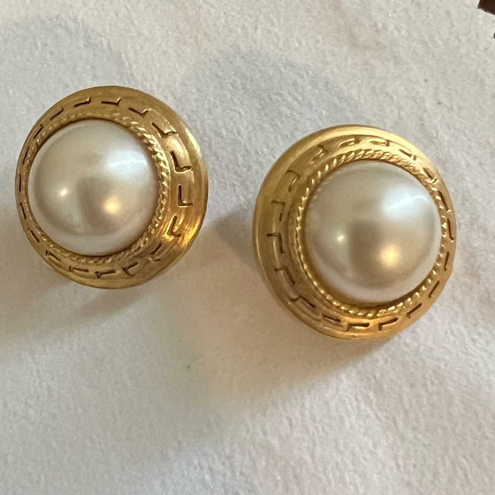 Oscar De La Renta Signed Vintage Clip On Pearl Earrings
